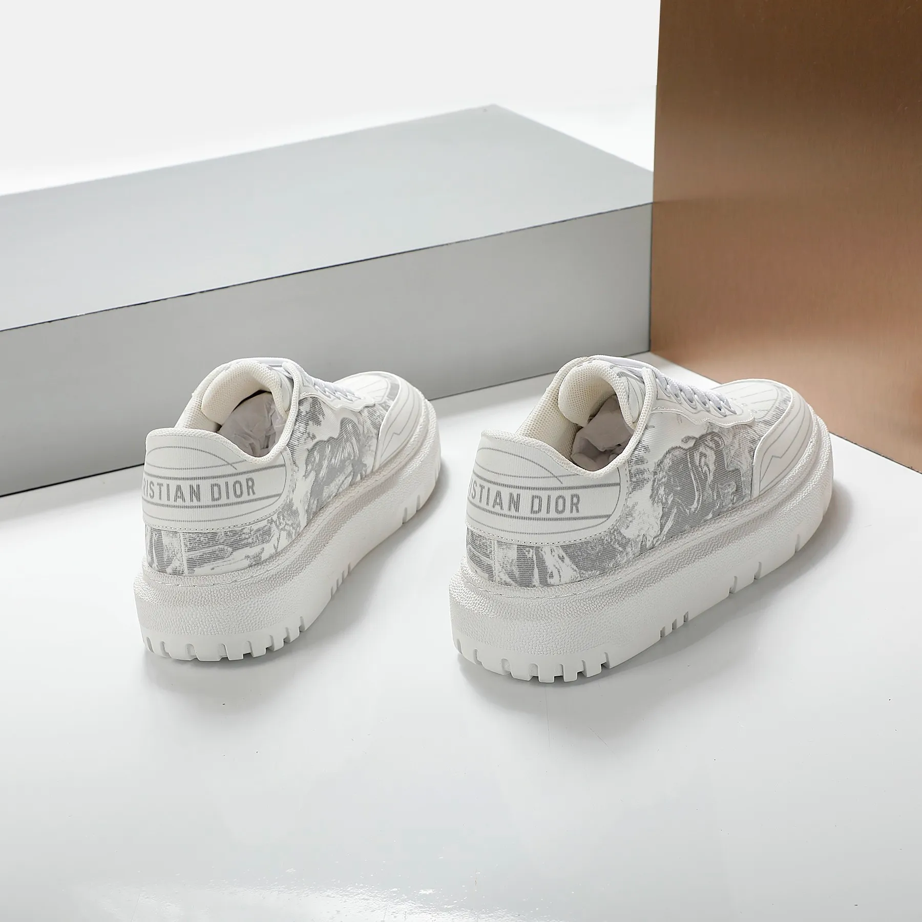 👟👟Ex-factory price 460👟👟 2021ssDior casual white shoes, the same style as the ready-to-wear series 1️⃣Original mold opening 2️⃣Original cowhide➕Breathable mesh lining 3️⃣TPU evacuation outsole 4️⃣Injected latex sheepskin feet 5️⃣Full package at the counter Code number 35-40 (41 can be customized)